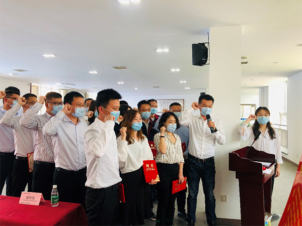 刘总带领管理变革小组成员集体宣誓并签名